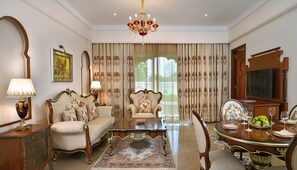 Huvila, 1 makuuhuone | Ylelliset vuodevaatteet, tallelokero huoneessa, työpöytä