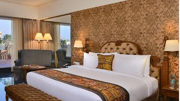 Junior Suite | Premium bedding, in-room safe, desk, iron/ironing board