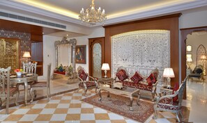 总统套房, 2 间卧室 | 起居区 | 40-英寸纯平电视 (配备卫星频道)、电视