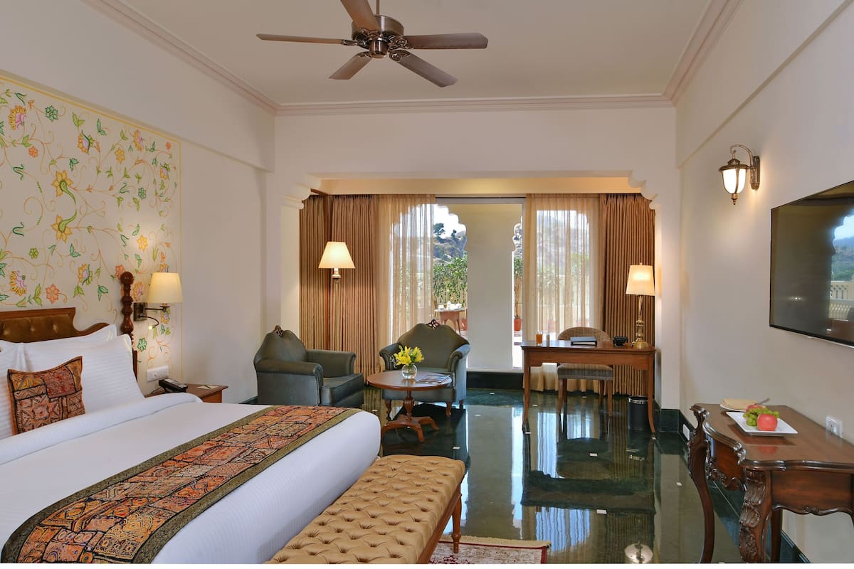 Premium bedding, in-room safe, desk, iron/ironing board