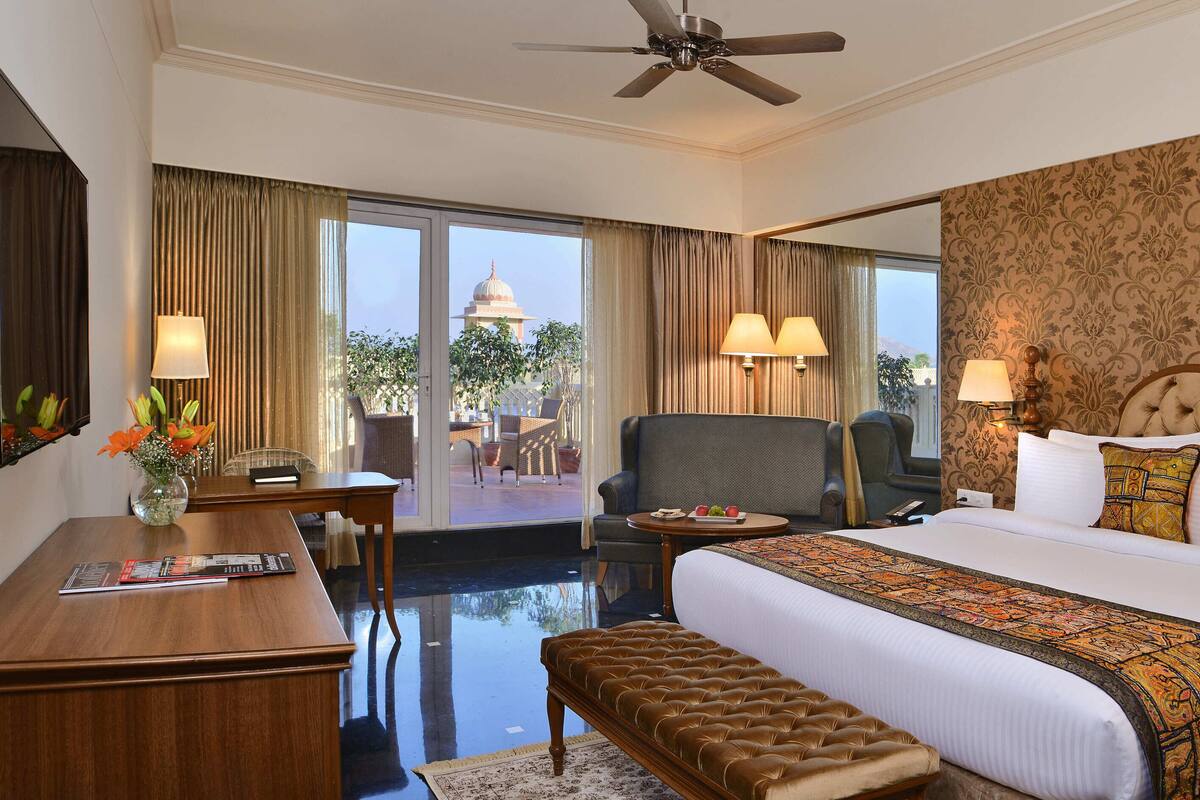 Premium bedding, in-room safe, desk, iron/ironing board