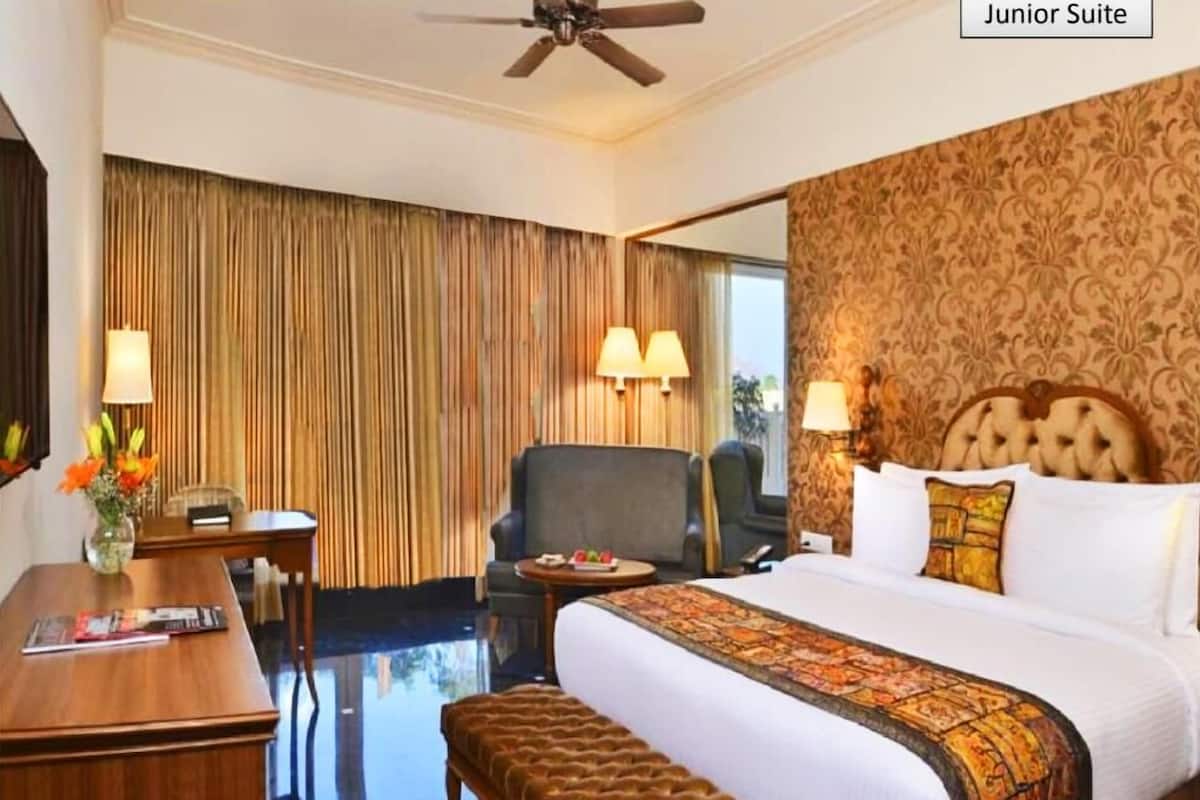 junior suite | 1 bedroom, premium bedding, in-room safe, desk