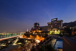 숙박 시설 정면 - 저녁/밤