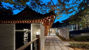Un edificio de estilo coreano tradicional con una extensión moderna.
