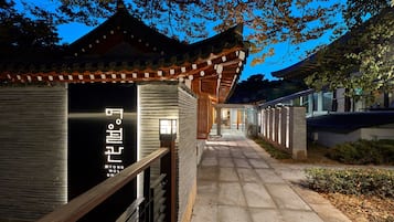 7 restaurants, breakfast, lunch served; local and international cuisine