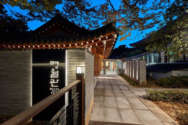 7 restaurants, breakfast, lunch served; local and international cuisine - Grand Walkerhill Seoul (Seoul)