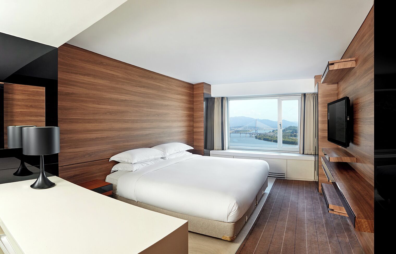 [Package] Deluxe Double River View + Casino Credit KRW 100,000 (19years or older,Foreign-Guest Only) | Ylelliset vuodevaatteet, minibaari, tallelokero huoneessa
