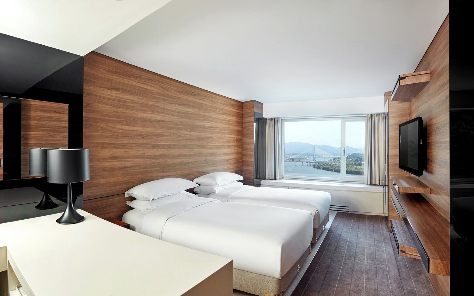 [Package] Deluxe Twin River View + Breakfast @The Buffet | Ylelliset vuodevaatteet, minibaari, tallelokero huoneessa