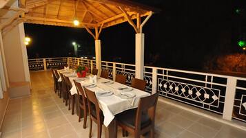 Breakfast, lunch, dinner served; Turkish cuisine