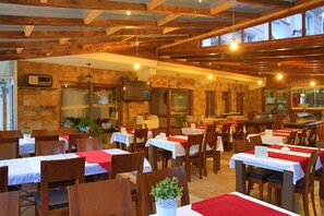 Se sirven desayunos, almuerzos, cenas y cocina turca 