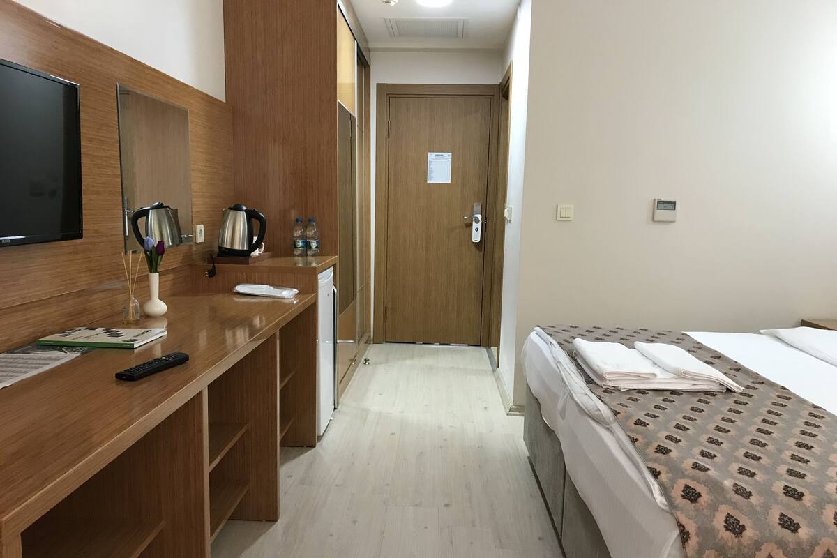 Superior-Doppelzimmer zur Einzelnutzung, 1 King-Bett, barrierefrei, Nichtraucher | Minibar, Zimmersafe, Schreibtisch, schallisolierte Zimmer