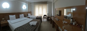 Deluxe-Doppel- oder -Zweibettzimmer | Minibar, Zimmersafe, Schreibtisch, schallisolierte Zimmer