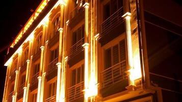 Fassade der Unterkunft – Abend/Nacht