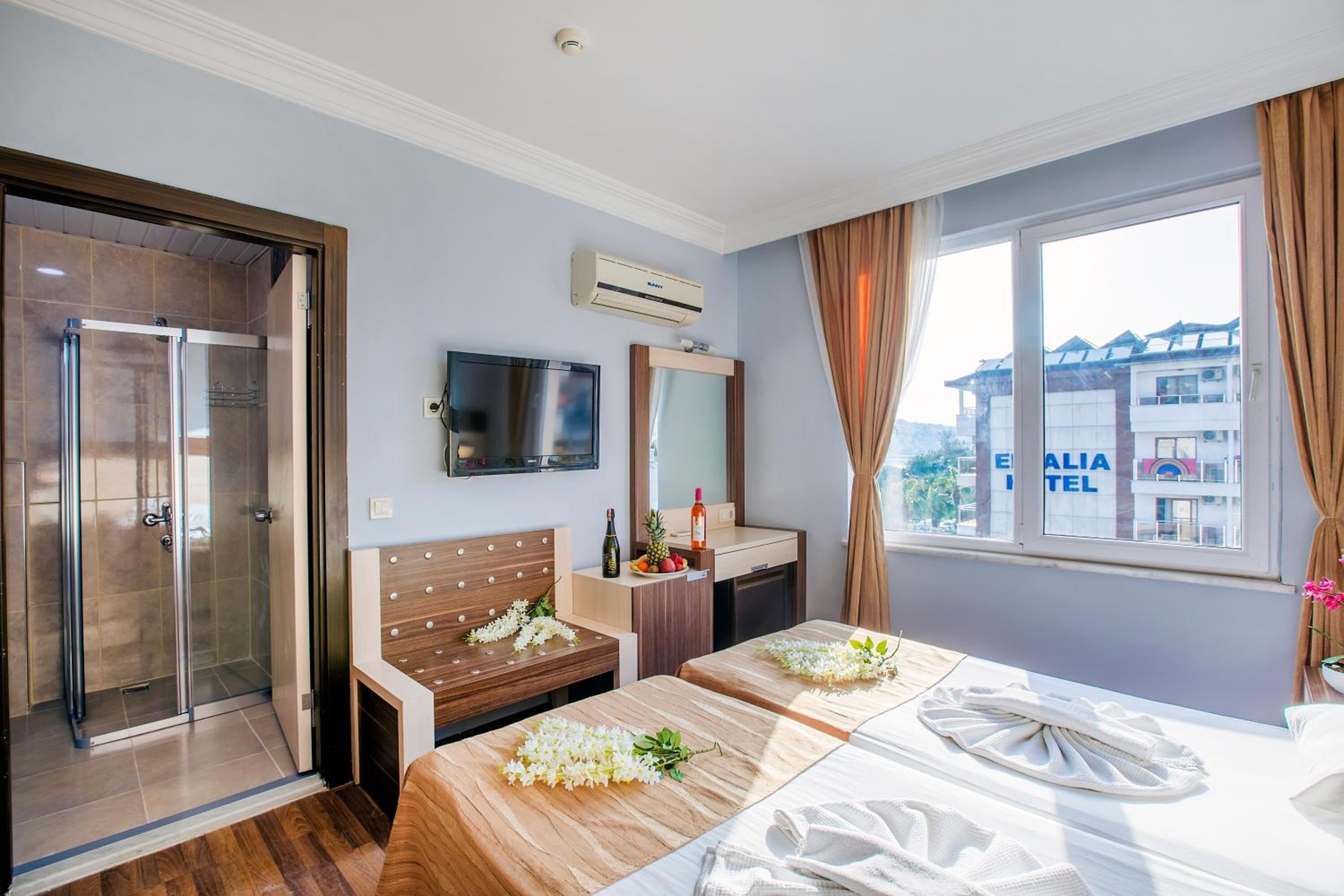 Photo - Hawaii Suite Beach Hotel