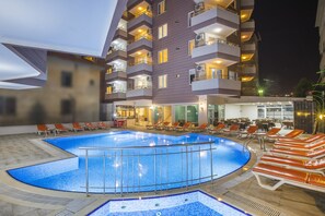 室外游泳池，日光浴躺椅