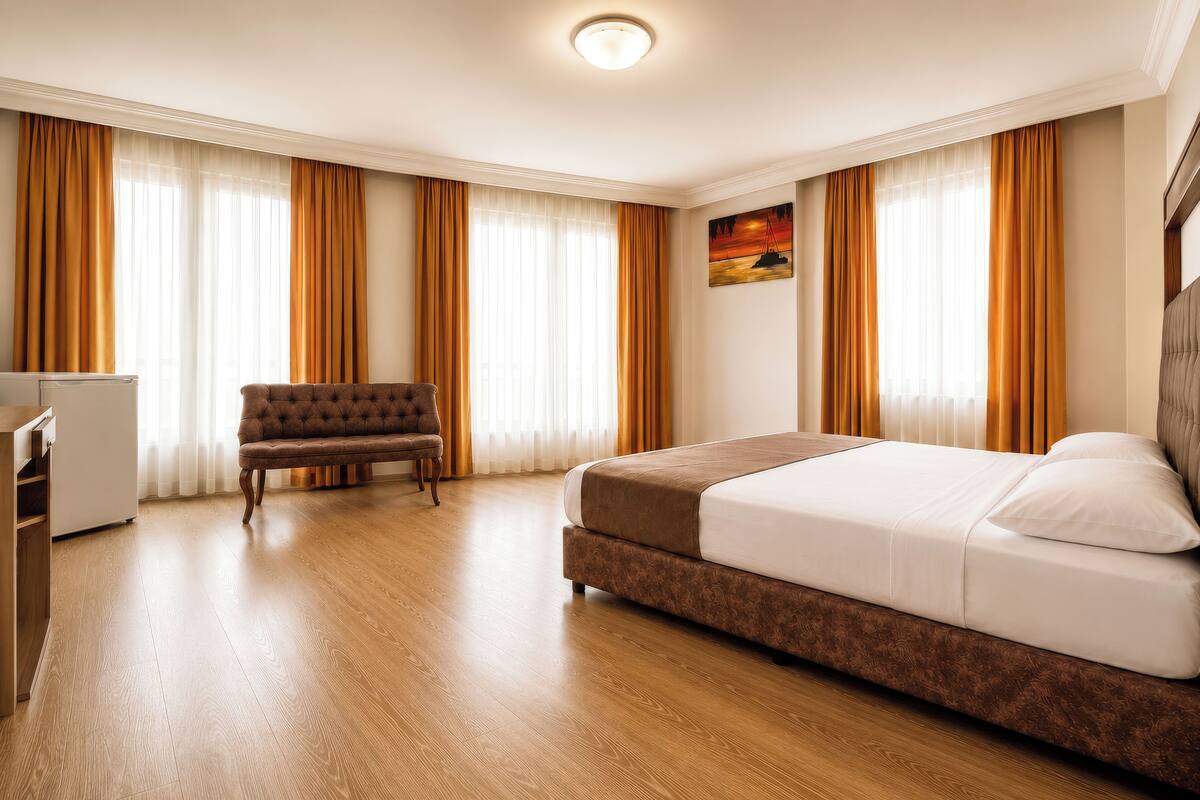 Suite | Minibar, bureau, rideaux occultants, chambres insonorisées
