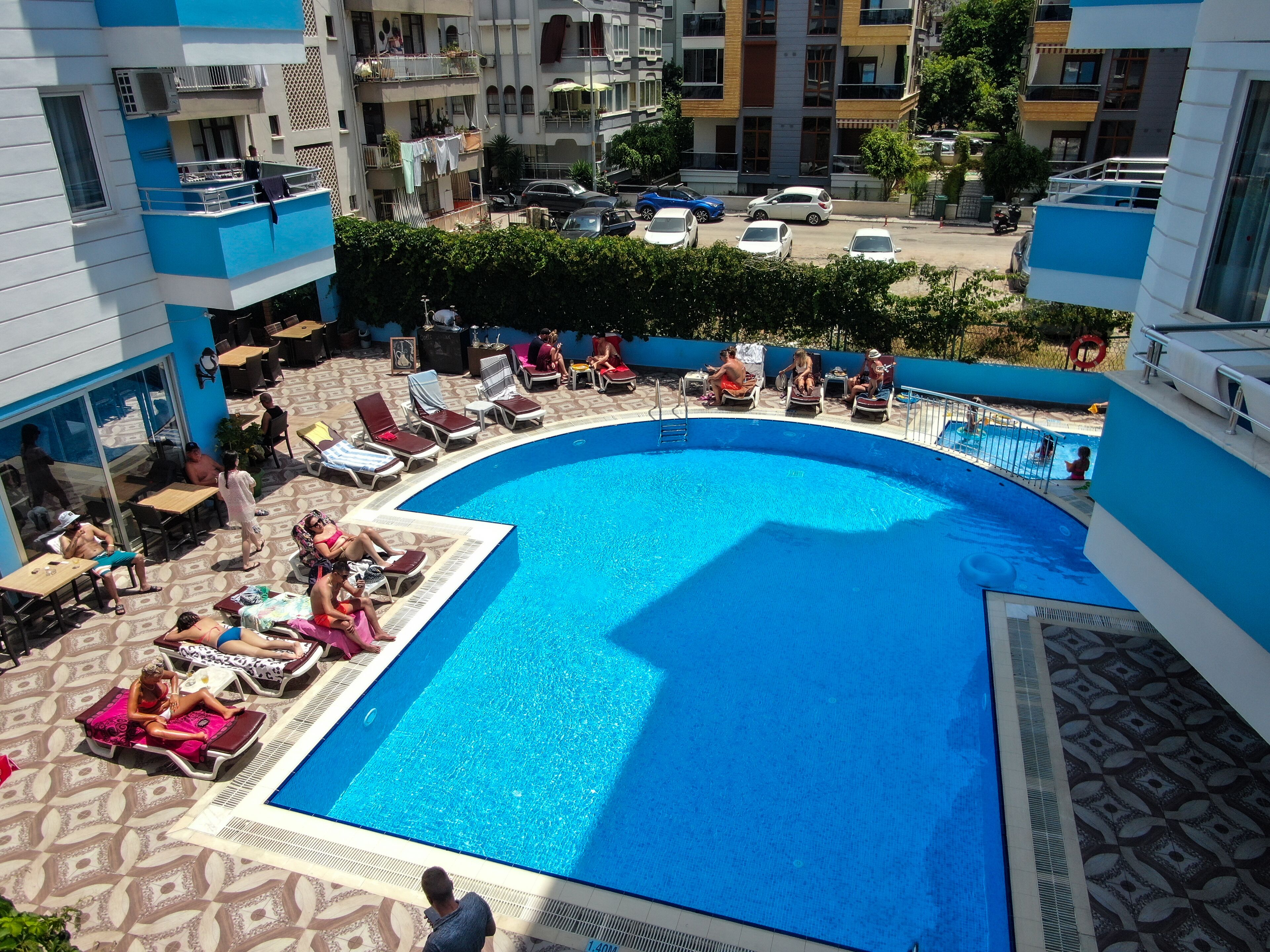 室外泳池；躺椅