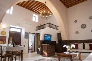 Villa, 3 chambres | Aire de séjour | Téléviseur à écran plat de 32 po avec télévision par satellite