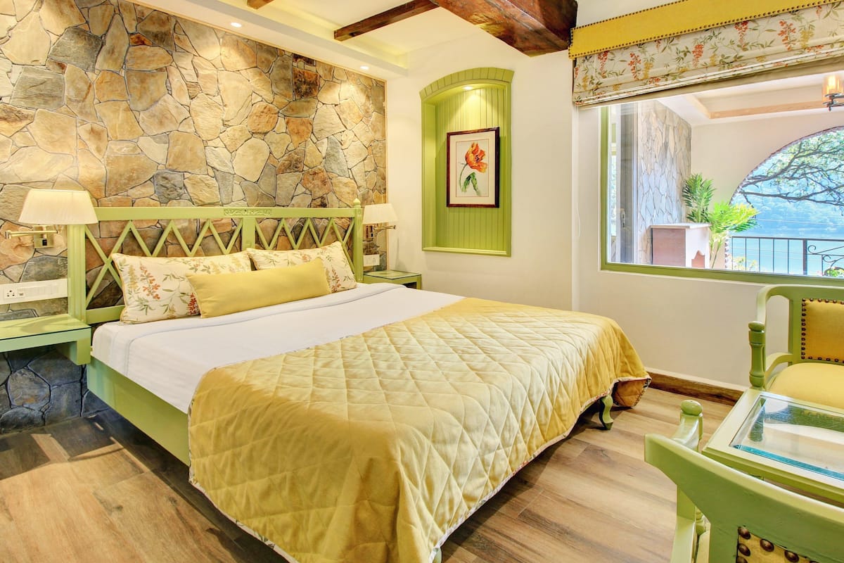 Escritorio, tabla de planchar con plancha y wifi gratis