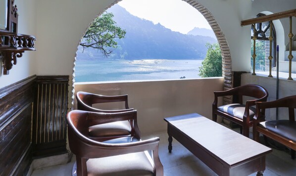 Habitación estándar | Baño | Ducha, artículos de higiene personal gratuitos y toallas