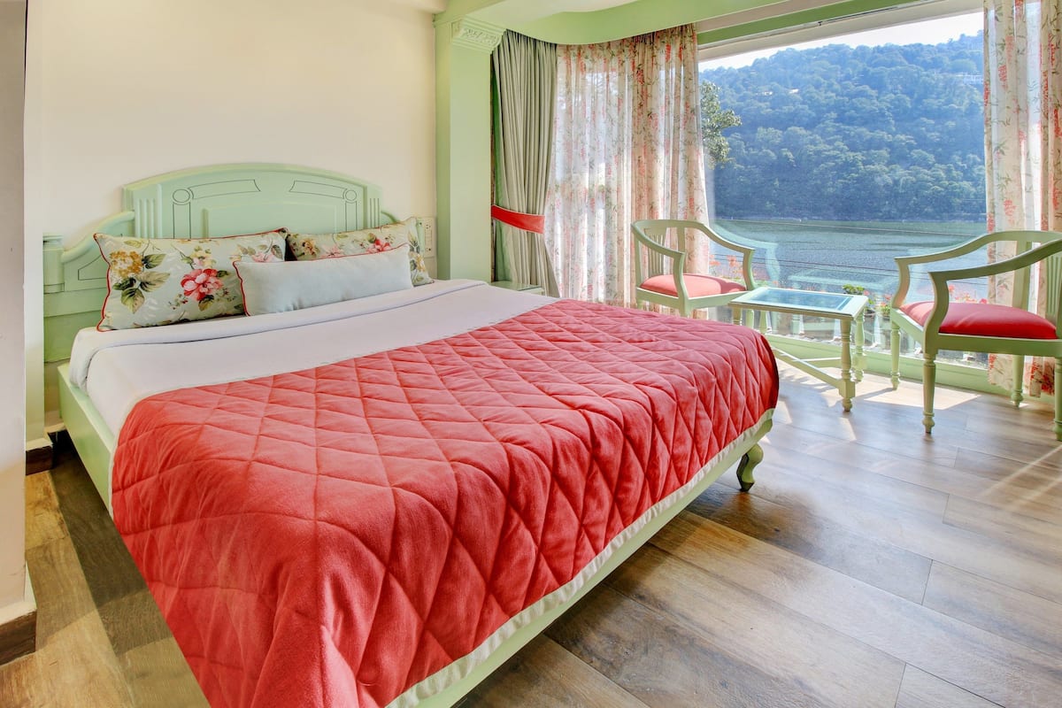 Escritorio, tabla de planchar con plancha y wifi gratis