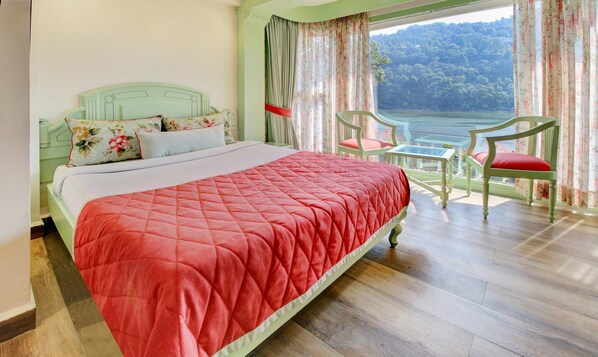 مكتب ومكواة/لوح كي وواي فاي مجانًا