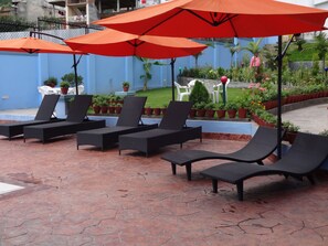 Hồ bơi ngoài trời, dù/ô trên bãi biển/hồ bơi, ghế dài tắm nắng 