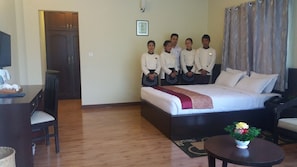 Deluxe Room | Peralatan tempat tidur premium, meja, seterika/papan seterika