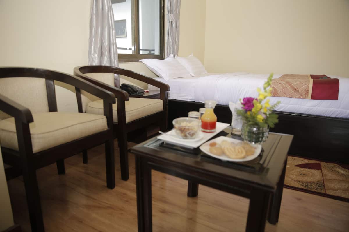 Deluxe Room | Peralatan tempat tidur premium, meja, seterika/papan seterika