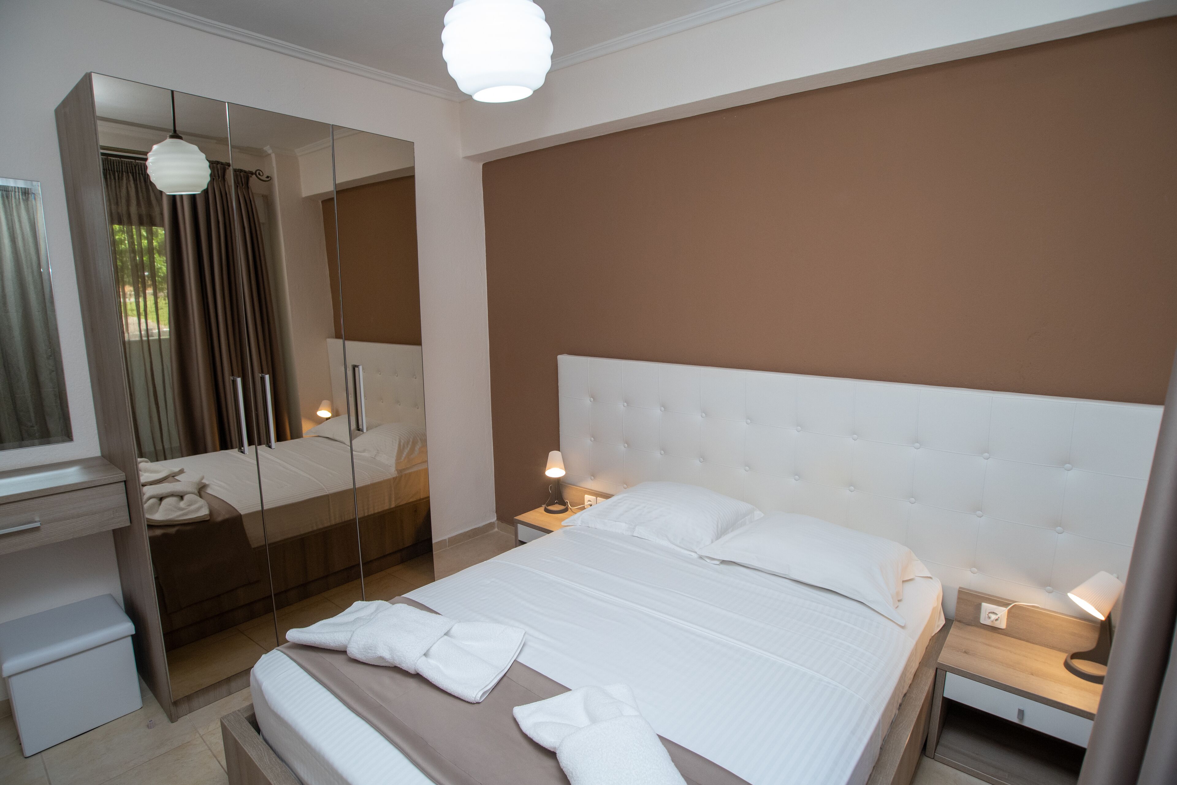 Literie de qualité supérieure, coffres-forts dans les chambres, bureau