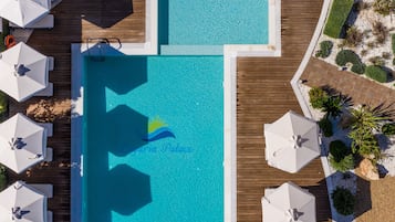 AuĂenpool, Sonnenschirme, LiegestĂŒhle