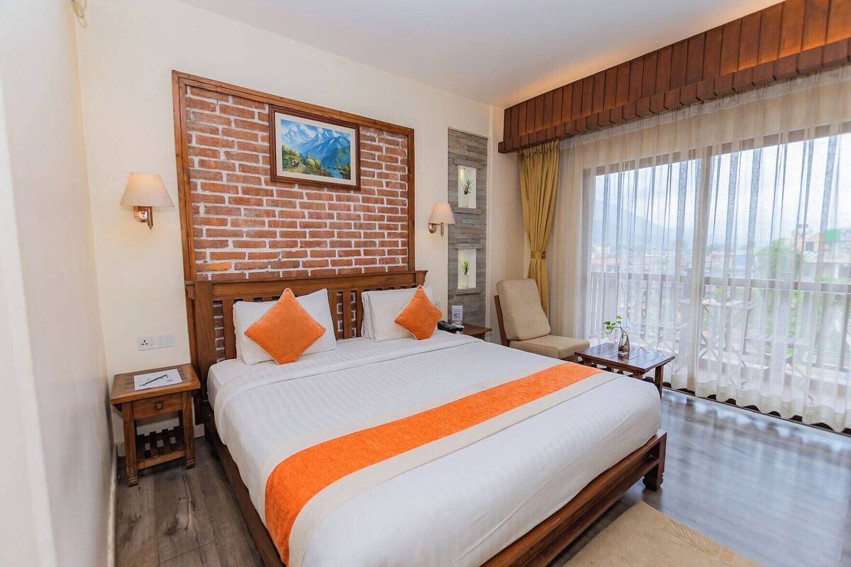 Premium bedding, down comforters, in-room safe, desk