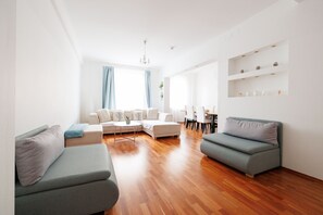 Deluxe appartement, 2 slaapkamers, balkon (The Desert) | Woonkamer