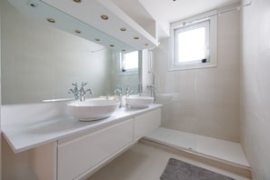 Deluxe-Apartment, 2 Schlafzimmer, Balkon (The Desert) | Badezimmer | Badewanne, kostenlose Toilettenartikel, Haartrockner, Bidet