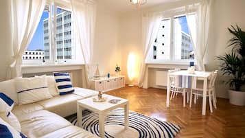 Apartamento conforto, 2 quartos, cozinha, no canto (Santorin) | Sala de estar