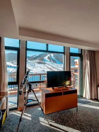 Room, 1 Bedroom (View) | Premium bedding, down comforters, Select Comfort beds, in-room safe