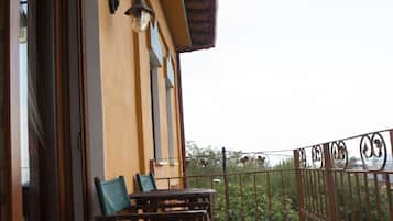 Suite Classique, 1 lit double et 1 canapé-lit, vue montagne | Balcon