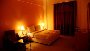 Desk, soundproofing, iron/ironing board, cribs (free) - Atlas Hotel Apartments (Sohar)