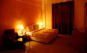 Työpöytä, äänieristys, silitysrauta/-lauta, ilmaiset vauvansängyt