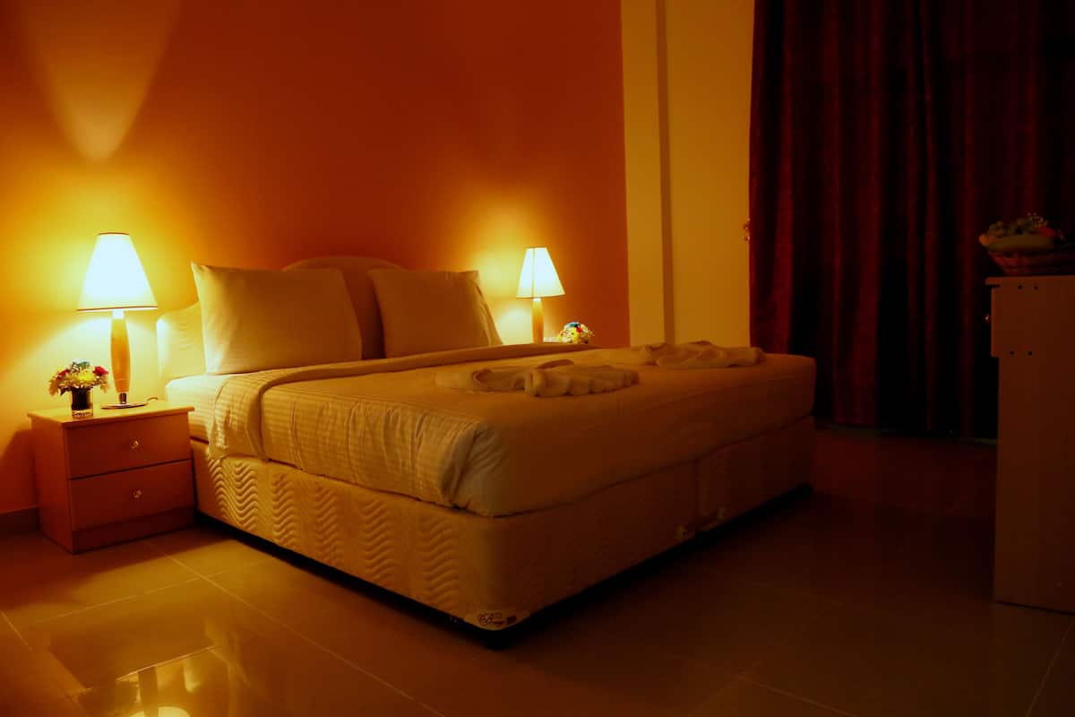 Classic Apartment, 2 Bedrooms | Desk, soundproofing, iron/ironing board, cribs (free)