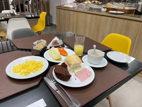 Free daily buffet breakfast