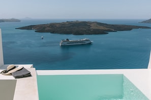Piscina interna, piscina externa, guarda-sóis, espreguiçadeiras