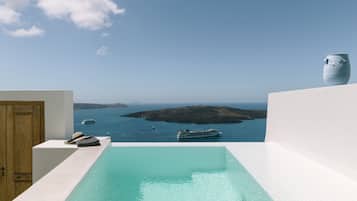 Una piscina infinita moderna con vistas despejadas al mar y a las islas.