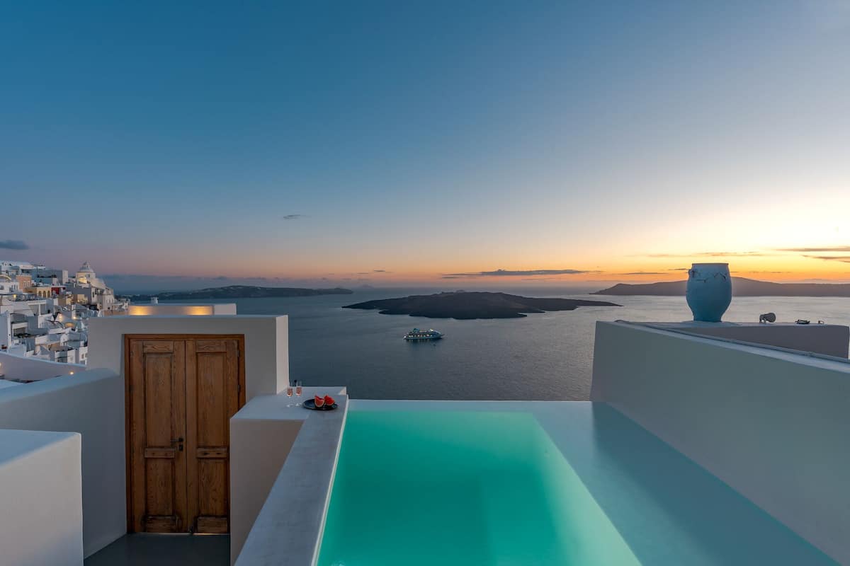 Una terraza en la azotea con vista al mar y al atardecer.