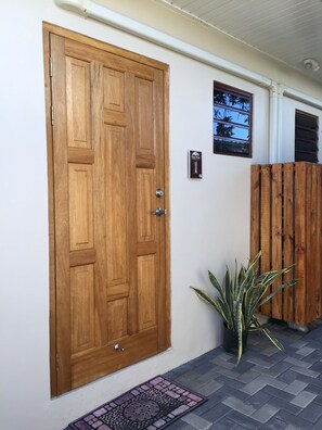 Terrace/patio - The Pier Beach Inn & Suites (Willemstad)