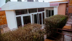 Un edificio con amplias ventanas y una pared exterior blanca.