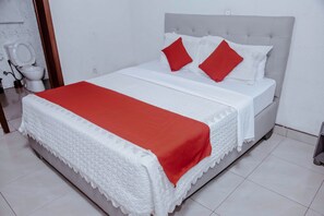Habitación doble estándar | Ropa de cama hipoalergénica, camas Select Comfort y minibar 