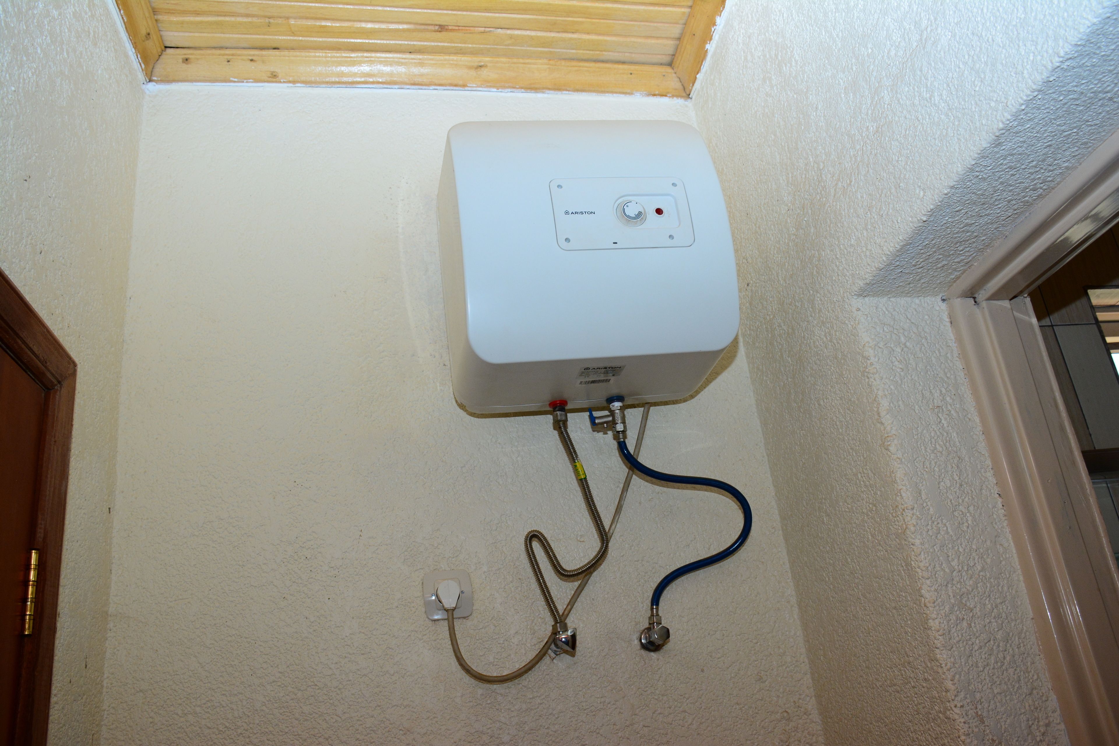 standard double room | bathroom | separate bathtub and shower, hydromassage showerhead, free toiletries