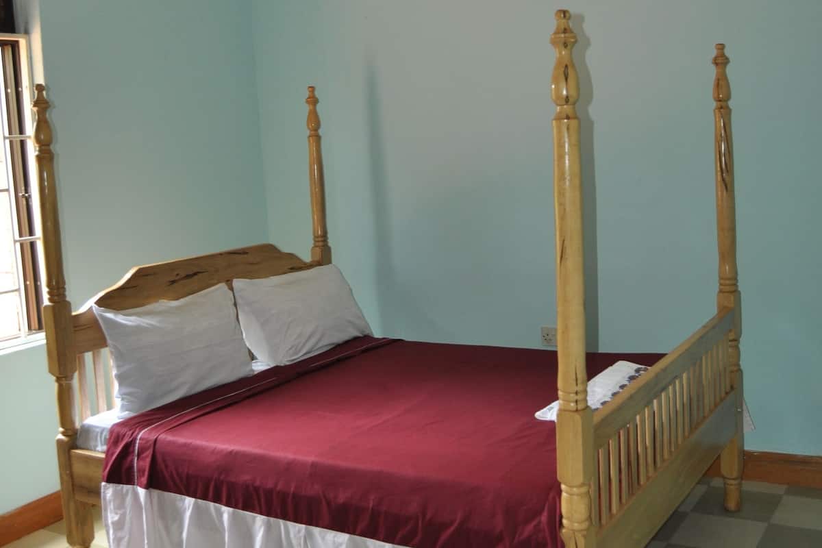 Blackout drapes, rollaway beds, free WiFi