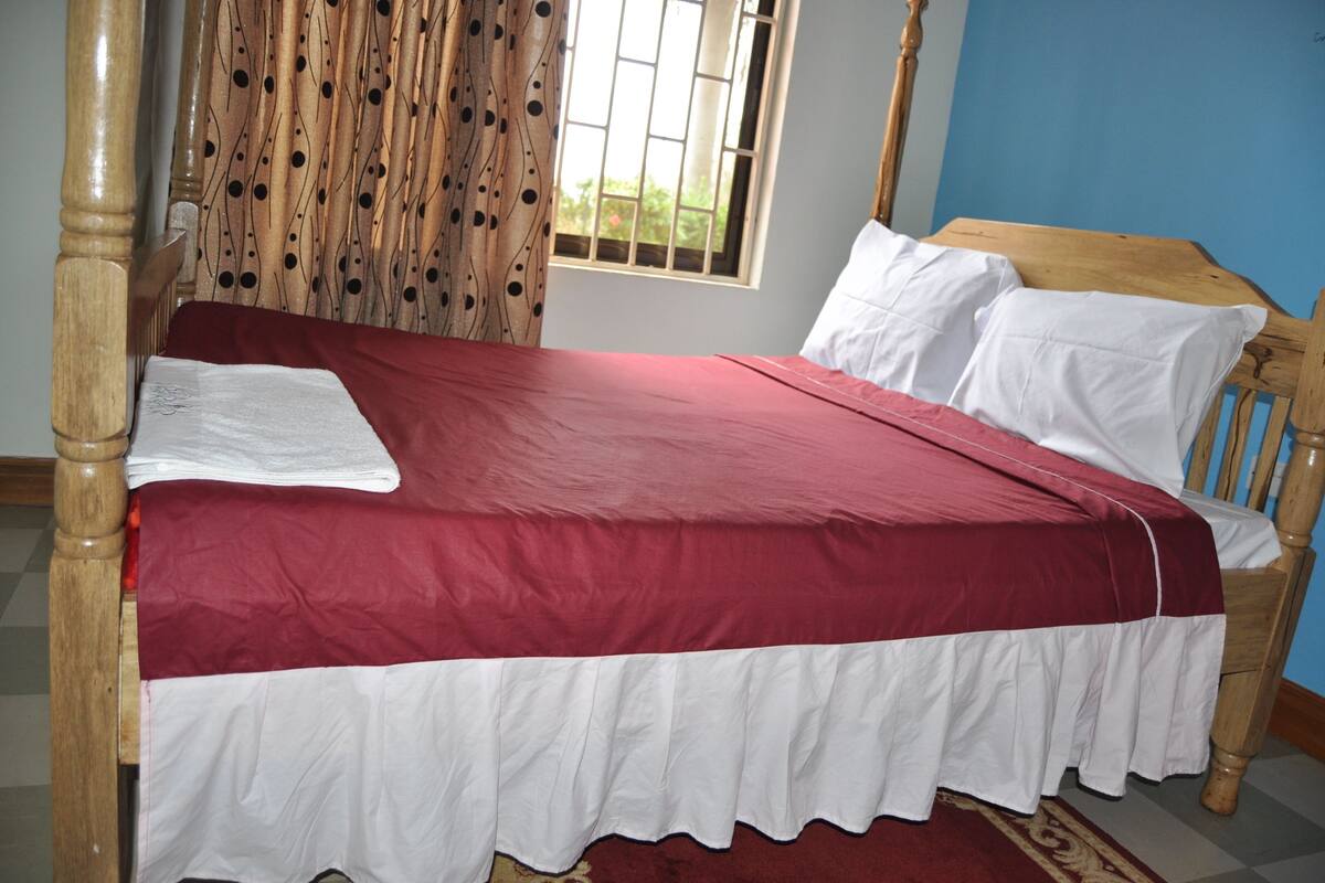 Double Room, Shared Bathroom | Blackout drapes, rollaway beds (surcharge), WiFi (free)